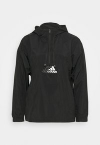 Zwarte windbreakerjas met capuchon, elastische manchetten en een voorvak. Opvallend wit Adidas-logo in het midden van de borst.