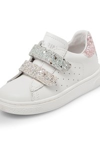 Sneaker in pelle bianca con due cinturini in Velcro glitterati; uno argento e uno beige, presenta piccole perforazioni e un accento sul tallone in glitter rosa.