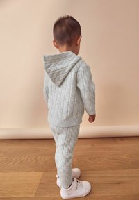 Next CABLE AND JOGGER SET - REGULAR FIT - Tréningruha alsók - grey