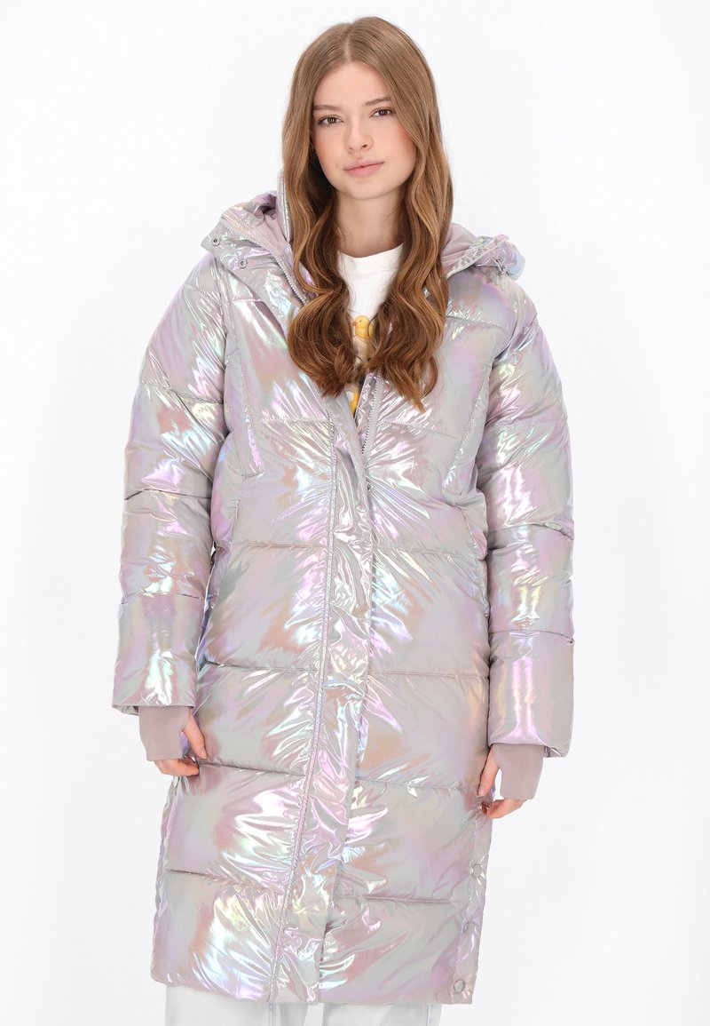 Fényvisszaverő anyagú pufi kabát kapucnival, fényes felülettel, steppelt dizájnnal és oldalsó zsebekkel. Hosszú ujjak, mandzsetta részletekkel.