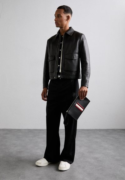 Bally MYTHOS - Vakarsomiņa - black/red/bone pall