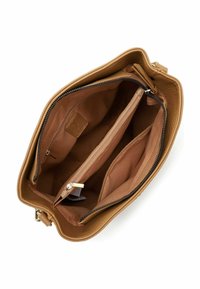 Bolso de cuero color camel con cierre de cremallera, que cuenta con dos compartimentos principales y un bolsillo interior con cremallera. Textura suave y detalles de costura visibles.