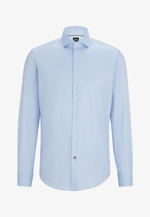 Gaiši zils garām piedurknēm krekls, kas izgatavots no gludas auduma, ar klasisku apkakli, pogu priekšpusi un noapaļotu apakšu ar vienu akcents pogu.