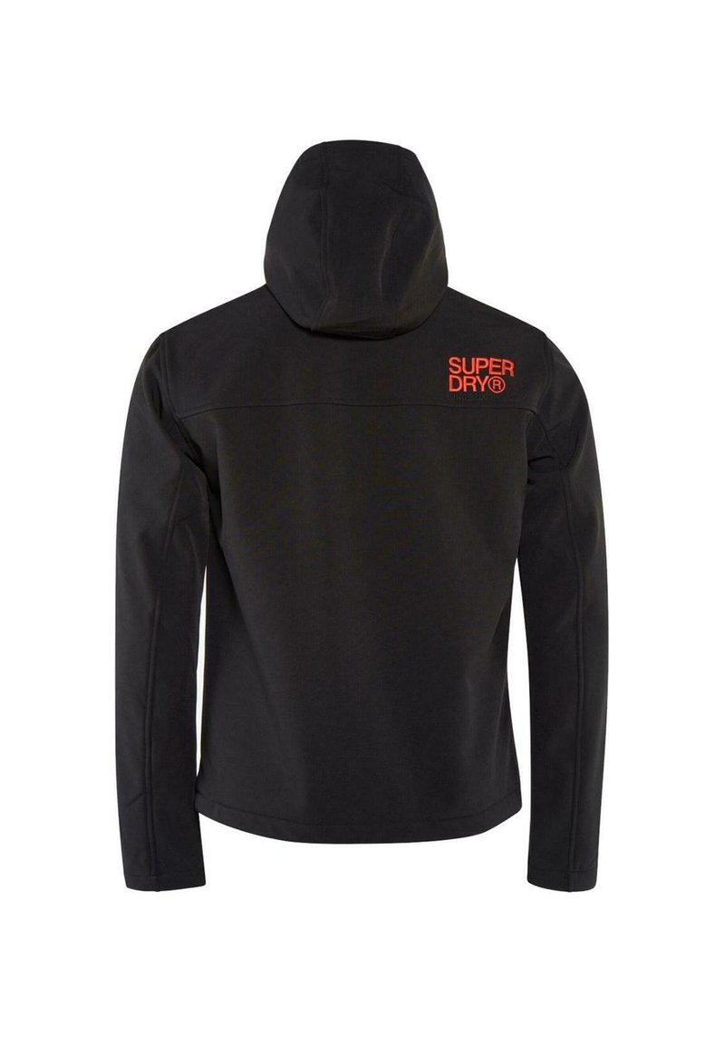 Zwarte softshell jas met capuchon, voorzien van een rood "SUPERDRY" logo op de bovenrug, slank ontwerp en gestroomlijnde pasvorm.