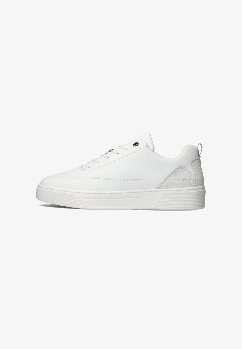 Witte leren sneakers met een gladde textuur, een ronde neus en een platte rubberen zool. Bevat subtiele suède accenten op de hiel.