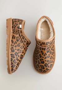 Zuecos de estampado de leopardo con forro de piel sintética marrón y suela texturizada. La parte superior presenta una base marrón con manchas de leopardo negras.