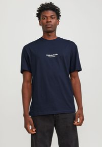 JORVESTERBRO TEE CREW NECK  - Trükipildiga T-särk - sky captain