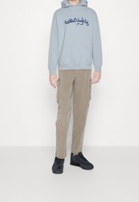 LOW LIGHTS STUDIOS® Mikina s kapucí - light blue