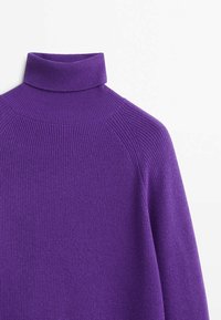 Lila raidoitu pusero turtleneck pitkillä hihoilla, esiteltynä tasaisella valkoisella taustalla.