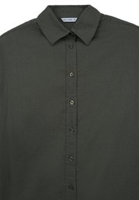 Dunkelgrünes Hemd mit Kragen, aus strukturiertem Stoff. Verfügt über sechs Knöpfe an der Vorderseite und ein etikettiertes Schild am Kragen.