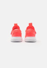 Klart rosa löparskor med en ventilerande meshovandel, kontrasterande vit sula och en öglad dragflik vid hälen för enkel påtagning.