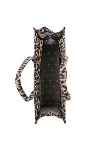 Sac fourre-tout en imprimé léopard avec tissu beige et noir, fermeture éclair et deux poignées. L'intérieur présente un motif géométrique sombre.