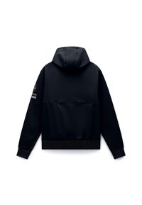 Sort hættejakke med en glat, mat tekstur. Har en delvis lynlås, ribstrikkede manchetter og et logoemblem på venstre ærme.