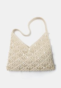 Beige gehaakte tas met een V-vormig ontwerp, voorzien van glanzende pailletten en een enkele schouderband. Zachte textuur en ingewikkelde patroonafwerking.