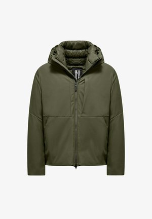 Giacca invernale imbottita verde oliva con cappuccio e zip frontale, mostrata su uno sfondo bianco.