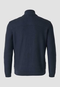 Marineblauwe gebreide trui met geribbelde kraag en schouderontwerp, voorzien van lange mouwen en een afgewerkte onderkant. Glad textuur, zonder patronen.