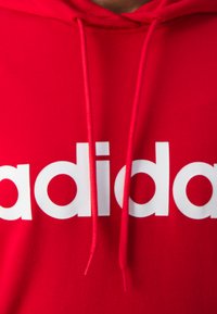 adidas Sportswear ESSENTIALS LINEAR - Pulover s kapuco - better scarlet