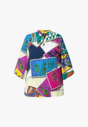 Kolorowa bluzka z patchworkowym wzorem z różnymi graficznymi nadrukami, w tym zwierzętami i motywami. Wykonana z lekkiej, teksturowanej tkaniny.