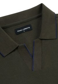 Ciemnozielona koszulka polo z teksturowanej tkaniny. Posiada klasyczny kołnierz oraz kontrastowe granatowe szwy na plisce i krawędziach kołnierza.