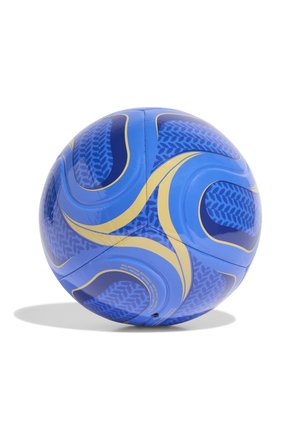 Blå fotboll med gula och mörkblå virvlande mönster och texturerade detaljer, som kastar en skugga på en vit bakgrund.