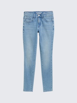 Jeans skinny azzurri chiari con tasche anteriori, passanti per cintura e chiusura a bottone, distesi su uno sfondo semplice.