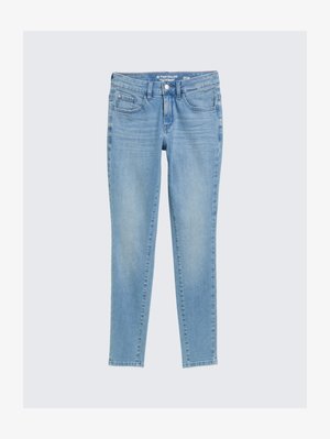 Lichtblauwe skinny jeans met voorzakken, riemlussen en een knoopsluiting, plat gelegd op een effen achtergrond.