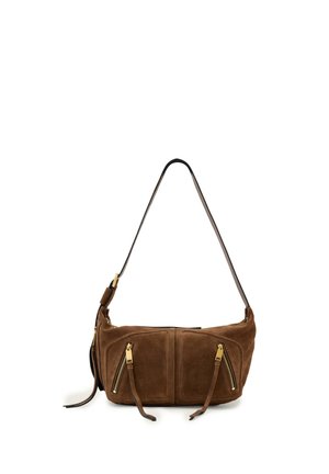Sac à épaule en daim marron avec deux poches avant zippées et une bandoulière réglable, présenté sur fond blanc.