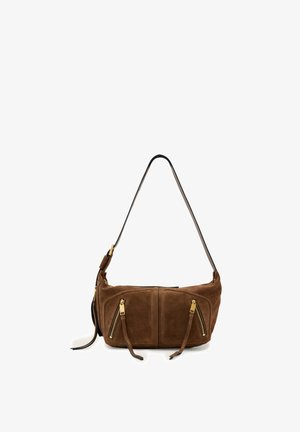 Sac à épaule en daim marron avec deux poches avant zippées et une bandoulière réglable, présenté sur fond blanc.