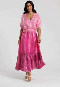 Rosa, paljetterad maxiklänning med V-ringning, korta kimonoärmar och samlad midja. Utsvängd kjol med volangdetalj vid nederkanten.