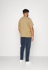 Levi's® Plus GRAPHIC TEE - T-shirt estampada - ochre