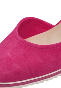 Růžová semišová bota s kulatou špičkou a otevřeným vrškem. Disponuje hladkým vnitřním podšívkou a bílou gumovou podrážkou se subtilním růžovým akcentem.