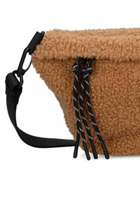 Borsa marrone soffice con una superficie testurizzata, tracolla nera e cordoncini decorativi. La chiusura presenta un design con parte superiore arrotolata.