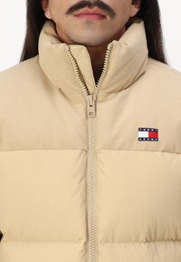 Tommy Jeans MIX ALASKA - Ziemas jaka - gentle gold