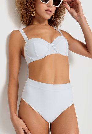 Completo bikini azzurro chiaro con un top strutturato e con ferretto in stile balconcino, slip a vita alta abbinati e una texture liscia.