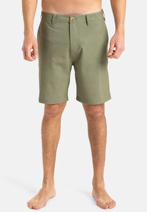 Grüne strukturierte Shorts mit geradem Schnitt, Knopfverschluss und Gürtelschlaufen. Der Stoff weist ein dezentes Muster auf und ist für die Freizeitgestaltung entworfen.