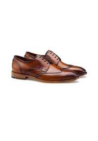 Brązowe skórzane buty wizytowe o gładkiej fakturze, zaokrąglonym nosku i szczegółowym przeszyciu. Posiadają sznurowany design oraz drewnianą podeszwę.