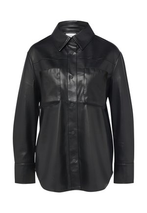 Camicia in pelle nera con colletto a bottone, due tasche sul petto e una texture liscia. Presenta un taglio dritto e maniche lunghe.