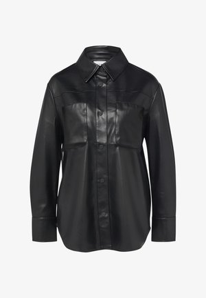 Camicia in pelle nera con colletto a bottone, due tasche sul petto e una texture liscia. Presenta un taglio dritto e maniche lunghe.
