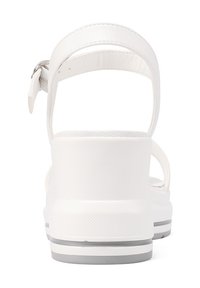 Sandalo bianco con cinturino regolabile, superiori in materiale sintetico, suola imbottita e tacco testurizzato. Presenta una striscia grigia sulla suola.