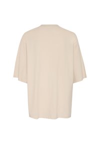 Jasno beżowa, oversize t-shirt, krótki rękaw, miękki materiał bawełniany, okrągły dekolt, brak widocznych wzorów lub nadruków z tyłu.
