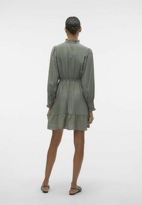 Vero Moda VMCIA KURZES - Blousejurk - laurel wreath