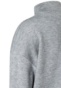 Grauer Pullover mit hohem Kragen. Der Stoff ist weich und strukturiert, mit einem dezenten Strickmuster und überschnittenen Schultern.