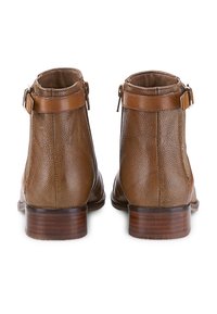 Brązowe skórzane botki do kostki o teksturowanym wykończeniu, z brązowym paskiem i akcentem sprzączki oraz niskim drewnianym obcasem.