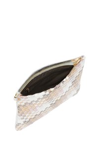 Vævede clutches i metallisk sølv, hvid og blush nuancer. Lynlåslukning med et mørkt stofinteriør og en lille indvendig lomme.