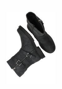 Zwarte enkelboots van suede, met een gestructureerde afwerking, dubbele zijritsen en twee verstelbare riemen met metalen gespen.