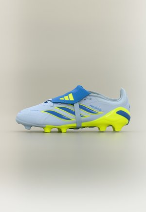 Baltos ir neoninės geltonos spalvos Adidas Predator futbolo bateliai su mėlynomis detalėmis, mėlynu dirželiu ir neoninės geltonos spalvos smeigėmis, matomi iš šono.