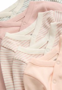 Sada pěti bavlněných dětských body v jemných barvách, zahrnující světle růžovou, krémovou a pruhované vzory, s druky na zapínání u krku.
