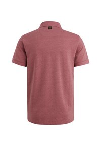 Polo à manches courtes en rose poussiéreux avec un motif géométrique subtil, doté d'un col classique et d'un ourlet droit. Fabriqué en tissu léger.