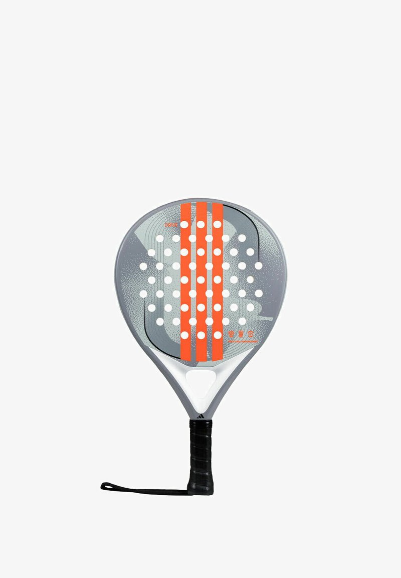 Raquette de padel grise avec trois rayures verticales orange, des trous ronds et une surface texturée. Elle possède une prise noire et une sangle pour le poignet.