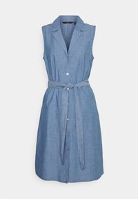 Spijkerblousejurk in lichtblauw, mouwloos met een kraag, knoopsluiting aan de voorkant, tailleceintuur en een losse pasvorm. Zachte, gladde textuur.